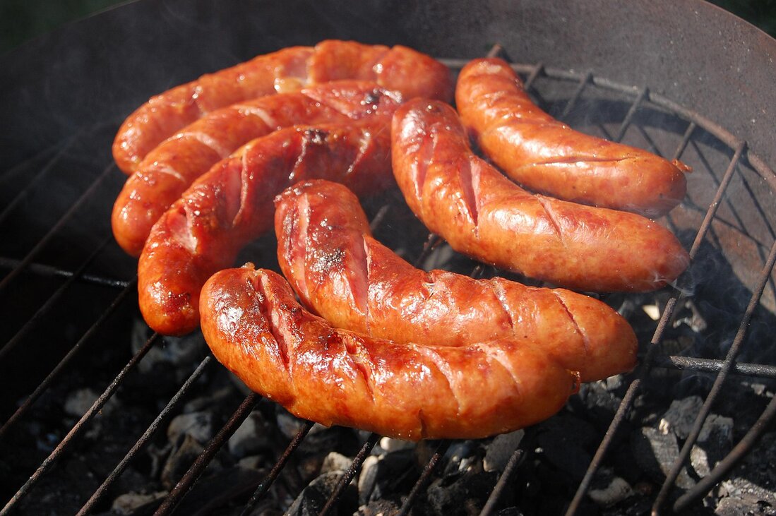 Gegrillte Käsekrainer auf Rost
